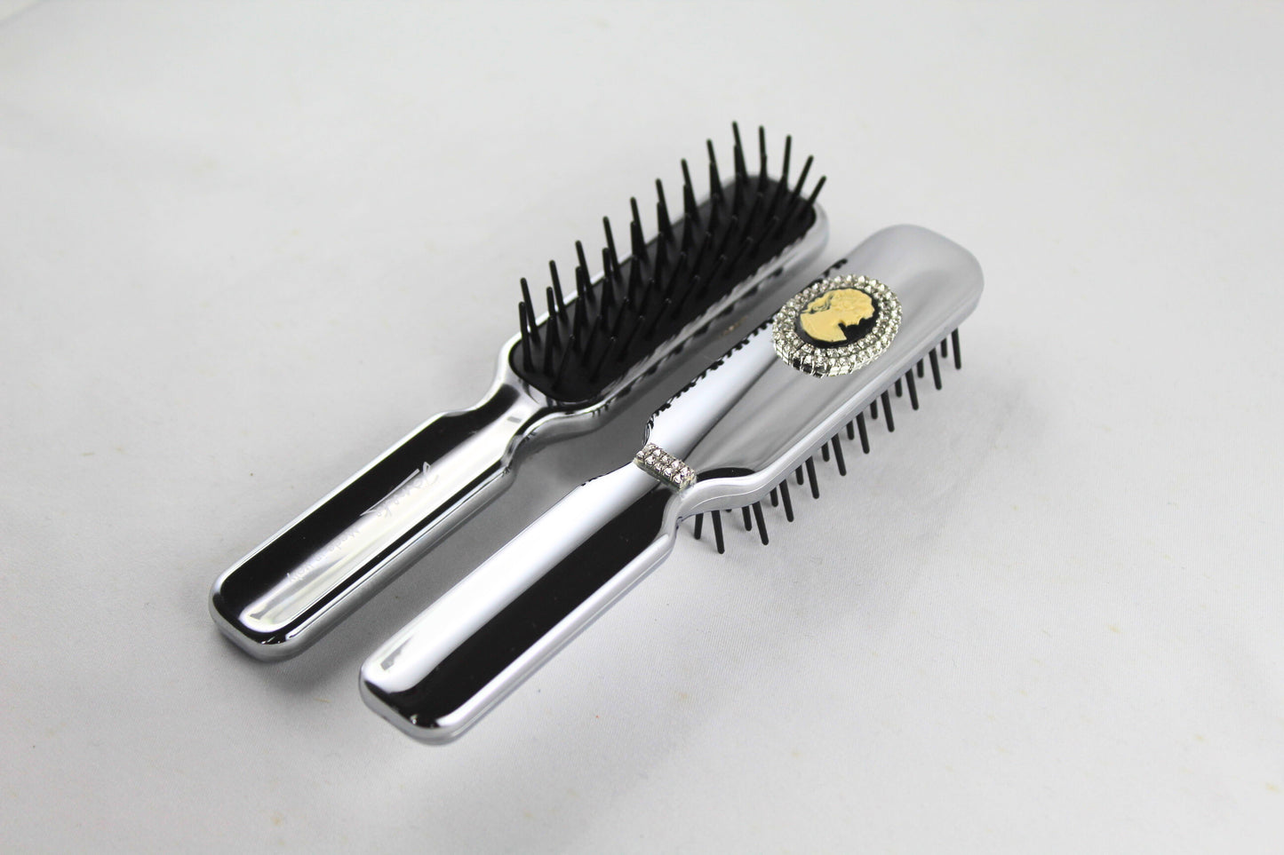 Spazzola argento con cammeo nero e Swarowski